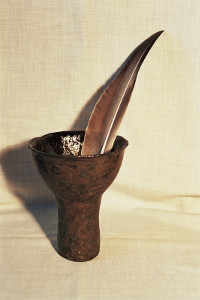 Vase mit Reiherfeder